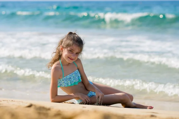 Dziewczyna Leży Plaży Cypru Brzeg Morza Śródziemnego — Zdjęcie stockowe