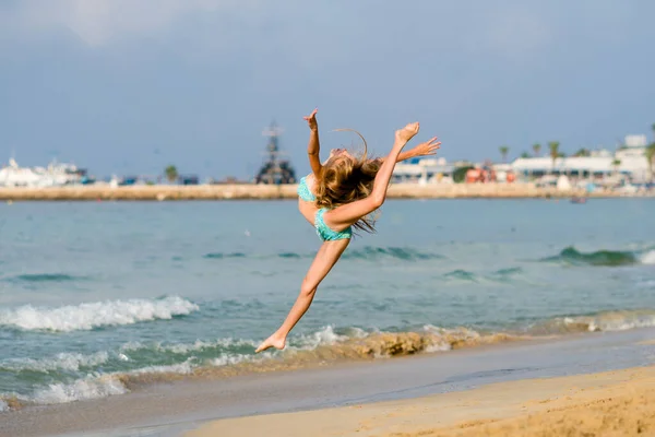 Menina Feliz Pulando Praia — Fotografia de Stock