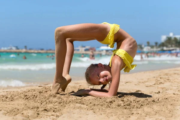Κορίτσι Που Κάνει Ασκήσεις Γιόγκα Στην Παραλία — Φωτογραφία Αρχείου