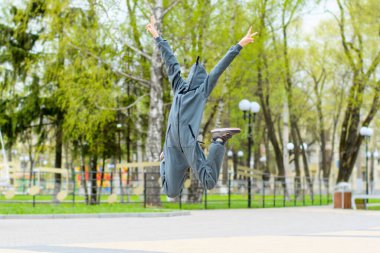 Çocuk yüzü kapalı bir şekilde bir yürüyüşe atlar.
