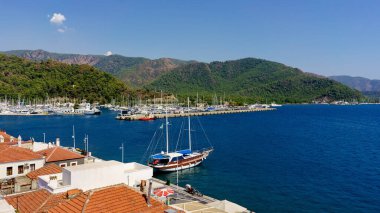 Mormaris 'in deniz manzarası şehrin tepesinden. Gemi ön planda.