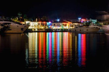 Marmaris şehrinin gece ışıkları denizindeki yansıması.
