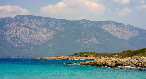 Kust Van Het Eiland Egeïsche Zee Een Achtergrond Van Bergen — Stockfoto