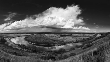 Siyah ve beyaz Rus manzarası. Büyük bir bulutun altında Klyazma nehrinin manzarası