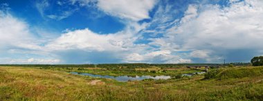 Bulutların altındaki nehir manzarası. Rus yaz manzarası