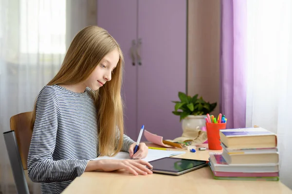 Online Schulungen Hause Schule Hause Das Mädchen Studiert Online — Stockfoto