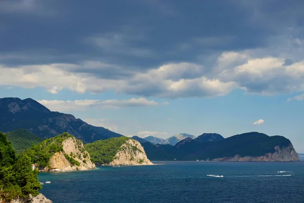 Bergen Aan Adriatische Zee Onder Grote Wolken — Stockfoto