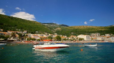 Tekne kasabanın karşısındaki denizde duruyor..