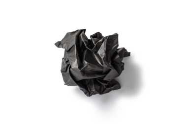 Beyaz arka planda siyah buruşuk kağıt.