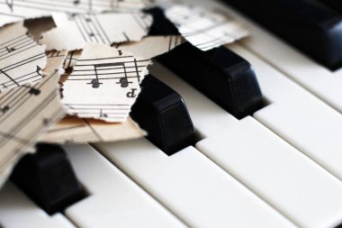 13 Mart 2018 Rusya, Izhevsk. Yakın çekim müziği piyano klavye, kağıt üzerinde