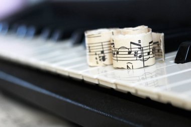 13 Mart 2018 Rusya, Izhevsk. Yakın çekim müziği piyano klavye, kağıt üzerinde