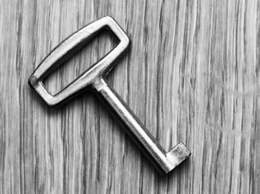 Ahşap bir masa üzerinde Vintage anahtar