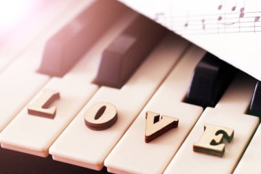 Piyano tuşları closeup mektuplar aşk ve kalp ile. Sevgililer orijinal sanat resimle.