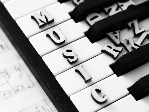 Teclas de piano close-up com a música letras — Fotografia de Stock