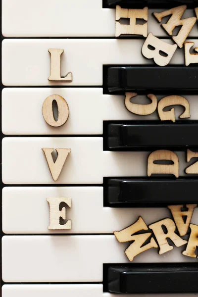钢琴钥匙特写与信件爱和心脏。与情人节的原创艺术形象. — 图库照片