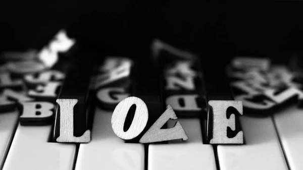 Cheile de pian se închid cu literele dragoste și inimă . — Fotografie, imagine de stoc