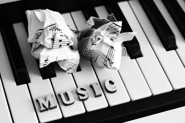 13 Março 2018 Russia, Izhevsk. Teclas de piano close-up com a música letras — Fotografia de Stock