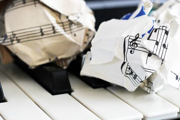 13 Março 2018 Russia, Izhevsk. Partitura de música close-up no teclado de piano, pedaço de papel — Fotografia de Stock