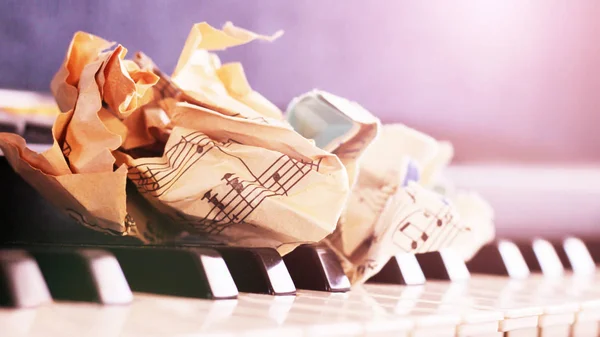 2018. március 13. Oroszország, Izhevsk. Közelkép kották a zongora, bábu-ból papír — Stock Fotó