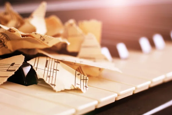 13 Março 2018 Russia, Izhevsk. Partitura de música close-up no teclado de piano, pedaço de papel — Fotografia de Stock