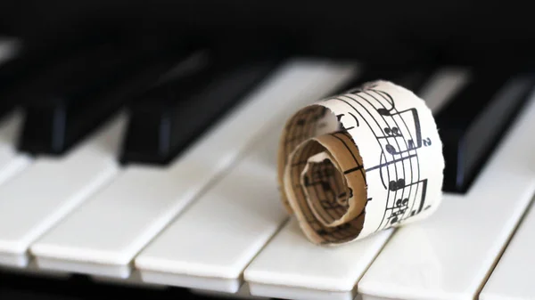 13 Março 2018 Russia, Izhevsk. Partitura de música close-up no teclado de piano, pedaço de papel — Fotografia de Stock