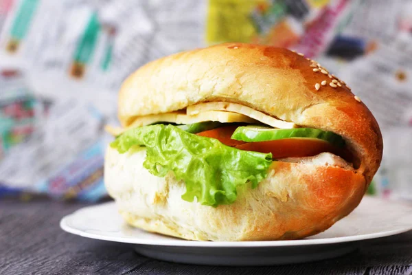 Cheeseburger met verse kruiden, heerlijke fastfood — Stockfoto
