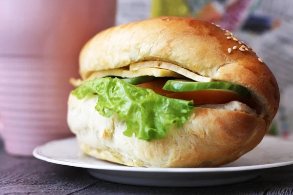 Cheeseburger aux herbes fraîches, délicieux fast food — Photo