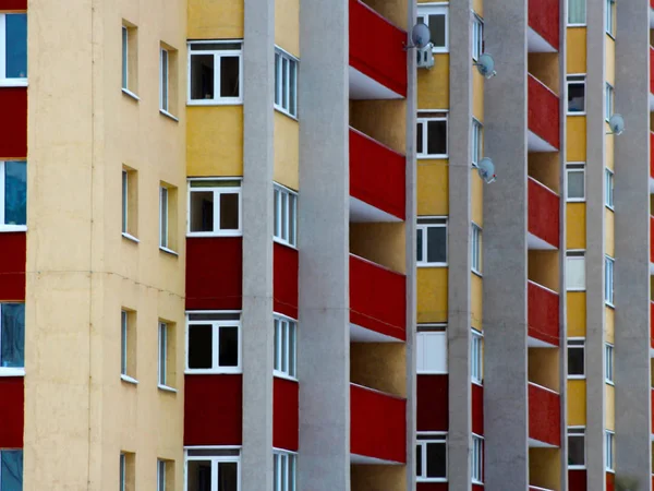 Schöne Fassade eines Neubaus — Stockfoto