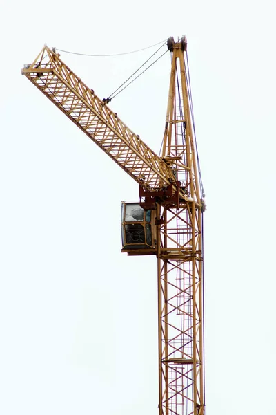 Guindaste de construção no canteiro de obras contra o céu — Fotografia de Stock