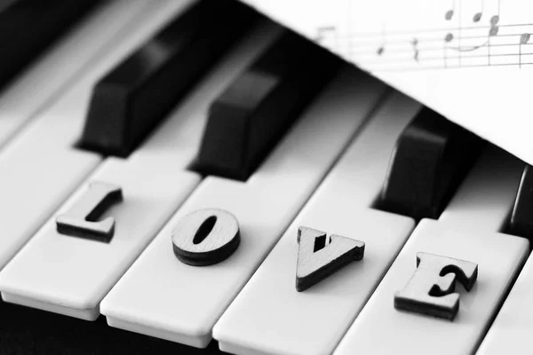Клавіші для фортепіано крупним планом з літерами любов і серце. Оригінальне художнє зображення з валентиною . — стокове фото