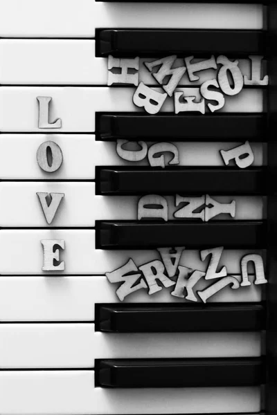 Teclas de piano fecham com as letras amor e coração. A imagem de arte original com valentine . — Fotografia de Stock