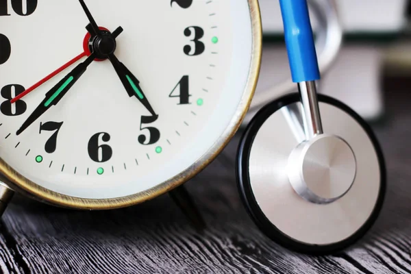 Reloj médico, reloj y estetoscopio médico —  Fotos de Stock