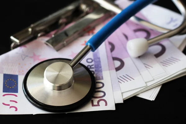 Stéthoscope médical sur les billets en euros Images De Stock Libres De Droits