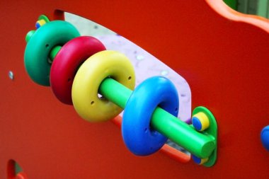 Satır bir Bahçesi, metal bir iğne üzerinde renkli plastik halkalar