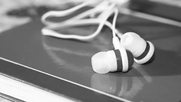 Acercamiento de los auriculares en blanco y negro, un dispositivo de moda para el jugador —  Fotos de Stock