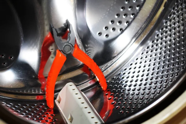 Tamburo in acciaio inox di una lavatrice. Strumenti per la riparazione . — Foto Stock