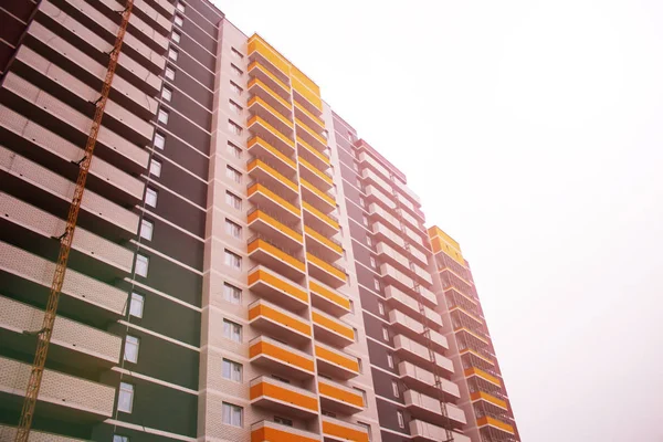 Façade du bâtiment avec de nombreuses fenêtres . — Photo