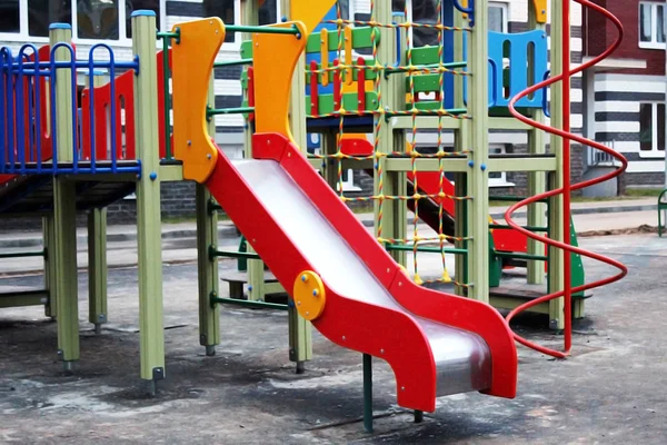 Parktaki çocuk parkı. — Stok fotoğraf