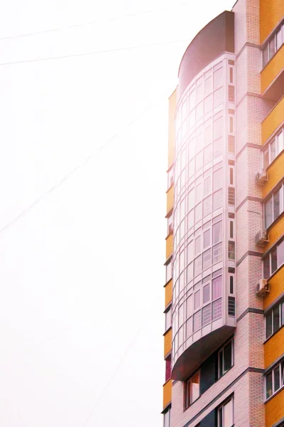 Fassade des Gebäudes mit vielen Fenstern. — Stockfoto
