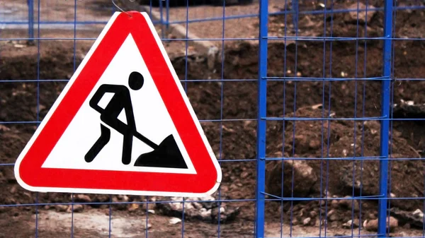 İskoçya'daki işlek bir yolda eski Roadworks işareti