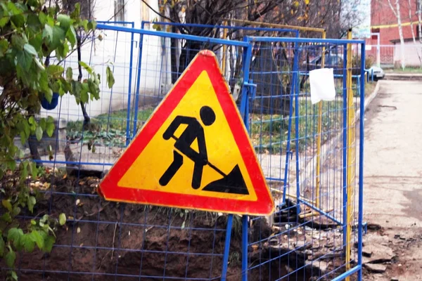 Old Roadworks Firmare su una strada trafficata in Scozia — Foto Stock