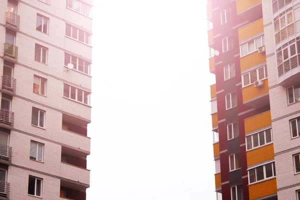 Façade du bâtiment avec de nombreuses fenêtres . — Photo