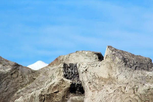 Egy sziklafal a kék ég ellen.. — Stock Fotó