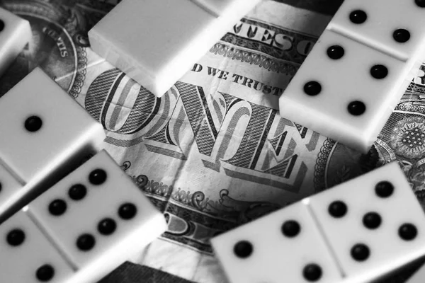 Iş ve Finans kavramı - Domino ve ABD Doları. — Stok fotoğraf