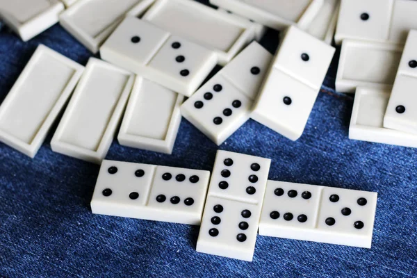 O jogo de dominós, o desenvolvimento da lógica para crianças e adultos — Fotografia de Stock