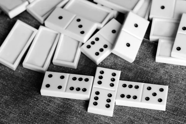 Le jeu des dominos, le développement de la logique pour les enfants et les adultes — Photo