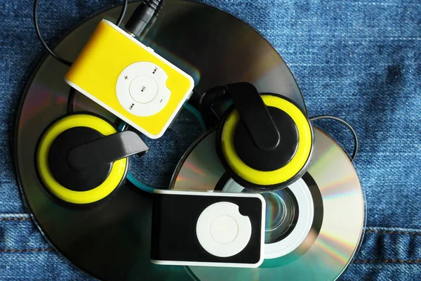 Pemutar musik kuning dan headphone yang indah — Stok Foto