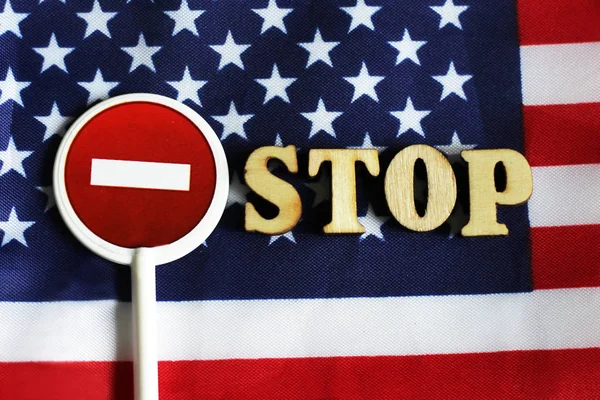 Amerika bayrağının bir arka plan üzerinde yol dur işareti