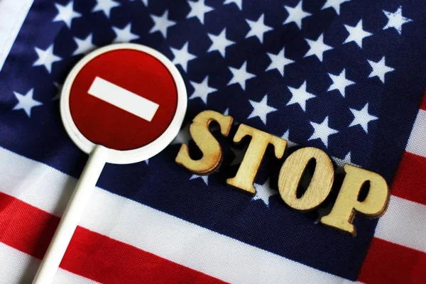 Vägmärke stop på en bakgrund av Amerika flagga — Stockfoto