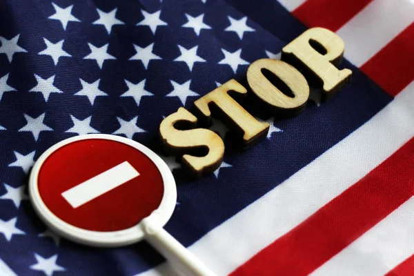 Vägmärke stop på en bakgrund av Amerika flagga — Stockfoto